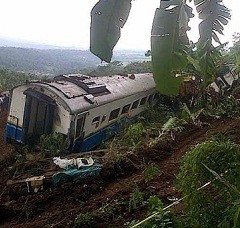 Petugas Masih Evakuasi Gerbong KA Malabar yang Anjlok
