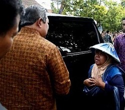 SBY Dicegat Penjual Gorengan Usai Ziarah ke Makam Ayahanda