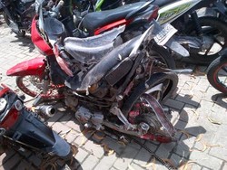 Motor yang Ditabrak CRV Sempat Tersangkut di Kap Mesin Mobil