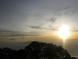 Mengejar Indahnya Mentari Pagi di Gunung Cikuray