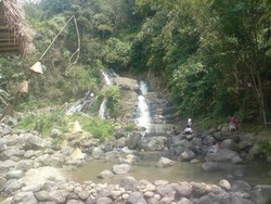 Segarnya Main Air di Curug 7 Bidadari