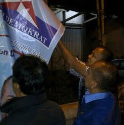 Syarif Hasan Ikut Copoti Spanduk Partai Demokrat di Bogor