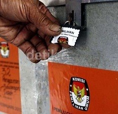 Polisi Jaga TPS pada H-1 Pencoblosan