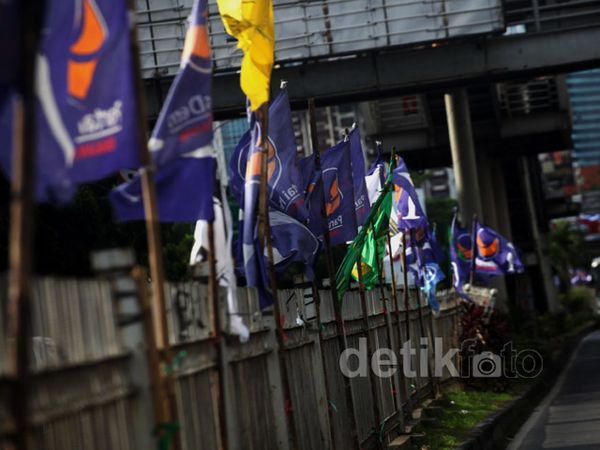 Masa Tenang, Atribut Partai Masih Berkibar