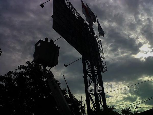 Penertiban Atribut Kampanye di Surabaya