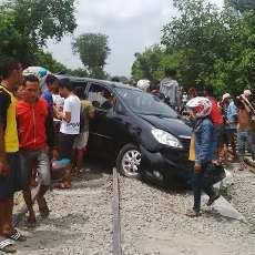 Mobil Rombongan Pengantin Diseruduk KA Harina, Dua Orang Tewas