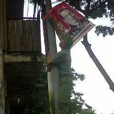 Atribut Kampanye yang Masih Bertebaran di Surabaya Diberangus