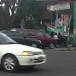 Panwaslu Bandung: Warga Boleh Cabut Atribut Kampanye