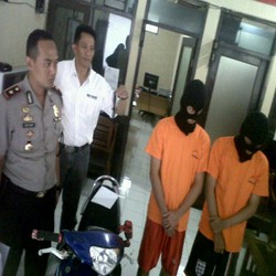 Polisi Ringkus Dua Pelaku Spesialis Rampok Minimarket di Jabar