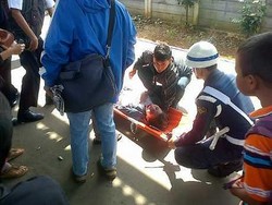 Perempuan Muda Histeris Kagetkan Penumpang KRL di Stasiun Pasar Minggu