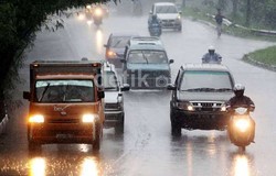 Hujan Disertai Kilat di Jakarta Diprakirakan Hingga Nanti Malam