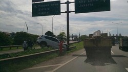 Mobil Putih ini Nyeruduk Tiang Petunjuk Arah di Tol Bintaro