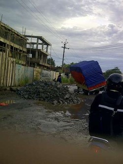 Terperosok, Truk Menutup Ruas Jl Pembangunan Raya Gunung Sindur Bogor