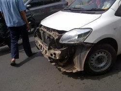 Tabrak Taksi, Sopir Kopaja Dikepung Sesama Sopir Taksi di Sudirman