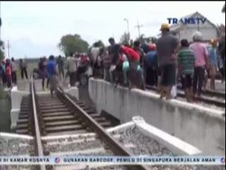 Tersangkut di Rel, Mobil Rombongan Pengantin Berisi 12 Orang Ditabrak KA