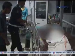 Mobil Bak Terbuka yang Membawa 15 Orang Terguling, 1 Tewas