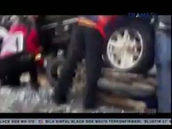 Kecelakaan Motor Masuk Kolong Mobil di Kuningan