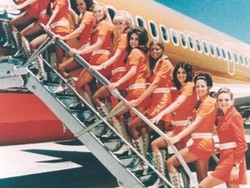 Melihat Pakaian Pramugari Zaman Dulu yang Lebih Seksi