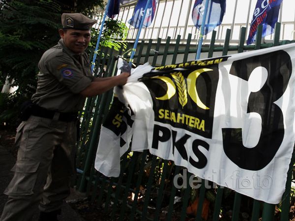 Satpol PP Tertibkan Atribut Kampanye