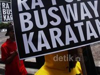 Demo Tuntut Kasus TransJ Karatan Diusut Tuntas