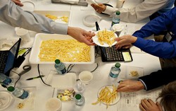 Penguji Rasa Makanan Kemasan, Profesi Menarik Meski Berisiko Mulut Melepuh