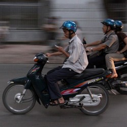 Awas! Bikers Berponsel akan Ditilang Rp 50 Ribu