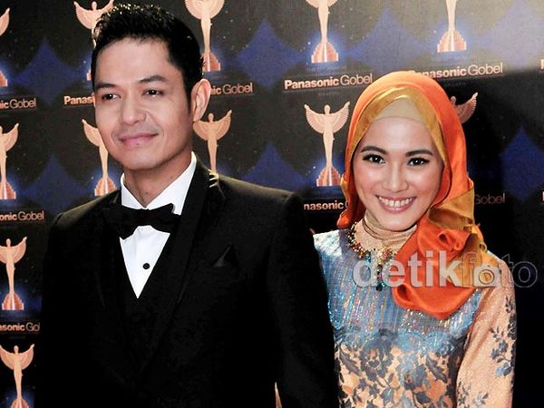 Kemesraan Alyssa Soebandono dan Dude Harlino