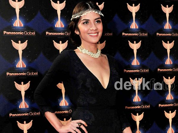 Nadila Ernesta Superseksi Dibalut Gaun Hitam