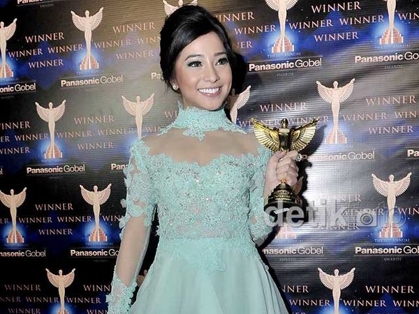Nikita Willy Cantik Bergaun Biru