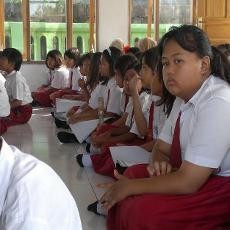 Empat Temannya Tewas Kecelakaan, Siswa SD Ngampelsari Gelar Doa Bersama