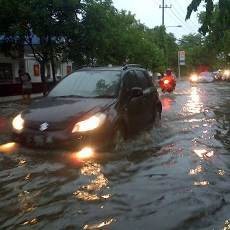 Tajungsari Jadi Langganan Banjir, Risma Minta Perusahaan Bongkar Selokan