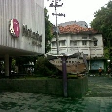 Kaca Klinik Kecantikan Pecah Tersapu Angin, Pengunjung Semburat