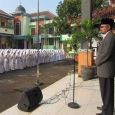 Gaet Pemilih Pelajar di Pasuruan, Ketua KPU Jadi Inspektur Anti Golput