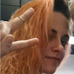 Jadi Kekasih Jesse Eisenberg, Kristen Stewart Berambut Orange