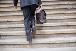 Naik Tangga Sebabkan Hipertensi? Jangan Percaya, Itu Mitos