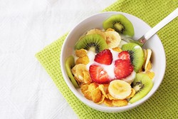 Tambahkan Susu Hangat dan Keripik Pisang agar Sereal Lebih Enak