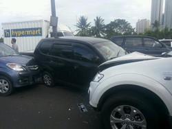 Ini Penampakan 2 Mobil Adu Banteng di Contra Flow Tol Kebon Jeruk