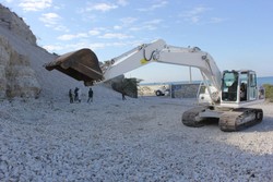 Prajurit TNI Bantu Perbaiki Jalan Rusak di Haiti