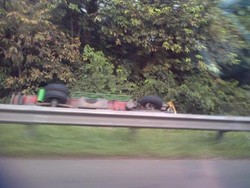 Ada Truk Terguling di Tol Cibubur Km 12, Crane Didatangkan