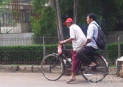Kakek Tua Ini Tetap Jadi Pengayuh Ojek Sepeda di Sunter