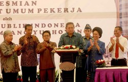 Jokowi dan SBY Satu Bus Menuju RSU Pekerja di Cakung, Ngobrol Apa Saja Ya?