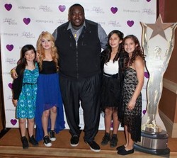 Berat Badan 249 Kg, Bintang Film The Blind Side Terpaksa Turun dari Pesawat