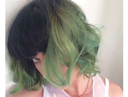 Katy Perry Ubah Warna Rambut Jadi Hijau Lendir, Akankah Jadi Tren?
