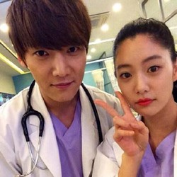 Clara Foto Bareng Choi Jin Hyuk di Lokasi Syuting Emergency Couple