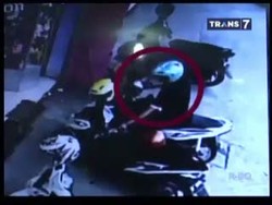 Kena! Pencuri Tas Dihajar Warga Terekam CCTV