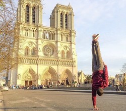 Traveler Ini Handstand di Semua Tempat Terkenal Kota Paris
