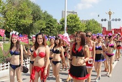 Parade Bikini Terpanjang & 5 Rekor Wisata yang Unik Lainnya
