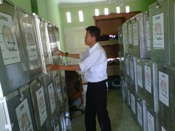 Bule Jalan Jaksa Tak Peduli Hiruk Pikuk Hajatan Pemilu Besok