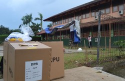 Warga Mulai Dirikan TPS, Kardus Kotak Suara Masih Tersegel