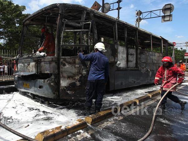 Bus TransJakarta Terbakar di Pasar Rumput
